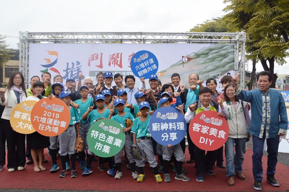 ▲屏東縣長潘孟安與富田國小棒球隊的選手們及來賓們一同邀請全國朋友共同感受大武山下的熱情。(圖／屏東縣政府提供)