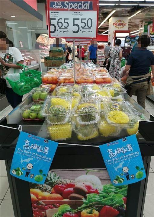 ▲韓國瑜 2 月底出訪新馬替高雄招商，與新加坡當地 2 間超市簽下 1 億元的農產品訂單，並設立「高雄首選」蔬果專區。（圖／取自韓國瑜後援會）