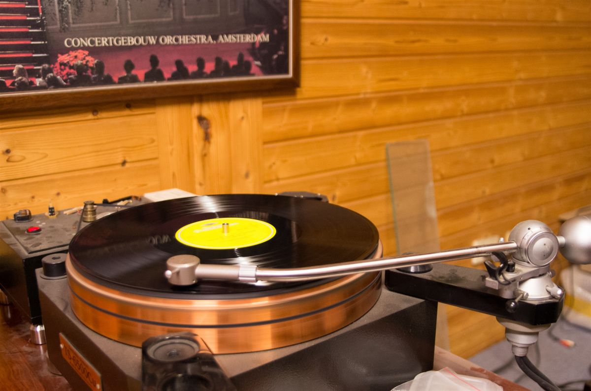 蔡老闆追求音樂表現甚至自己開發唱盤。（圖／記者楊士賢攝）