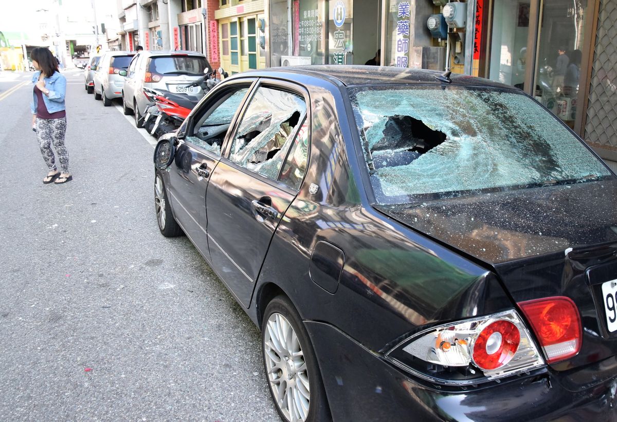 ▲治安良好的澎湖縣驚傳汽車被砸案件，一輛停放在馬公市北辰市場巷弄內的黑色轎車，遭到不明人士砸得稀巴爛（圖／記者張塵攝，2019.03.12）