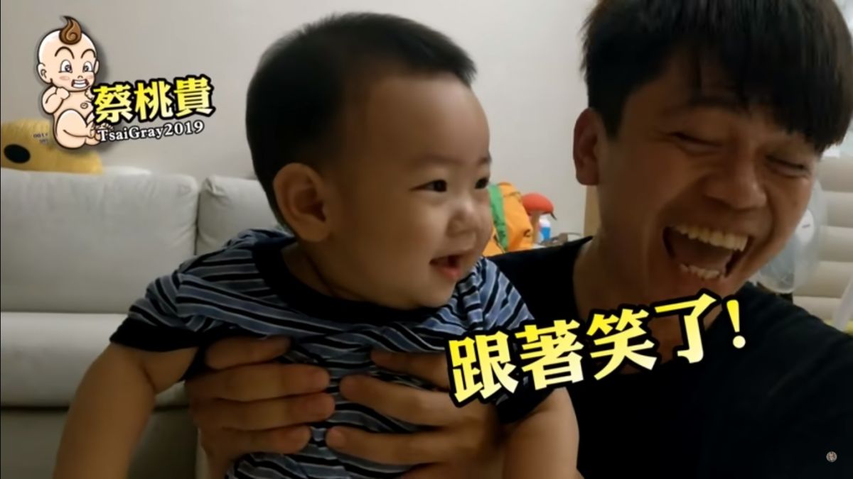 ▲蔡阿嘎分享讓小孩瞬間止哭反笑的妙招。（圖／翻攝自蔡桃貴Youtube）