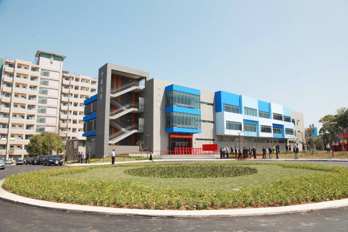 ▲中原大學「知行領航館」設置有全國最完整之工業4.0自動化示範產線和服務場域，將以跨領域的技術整合帶動產學創新並成為產業精英人才的培育基地。（圖／記者李春台攝, 2019.03.12）