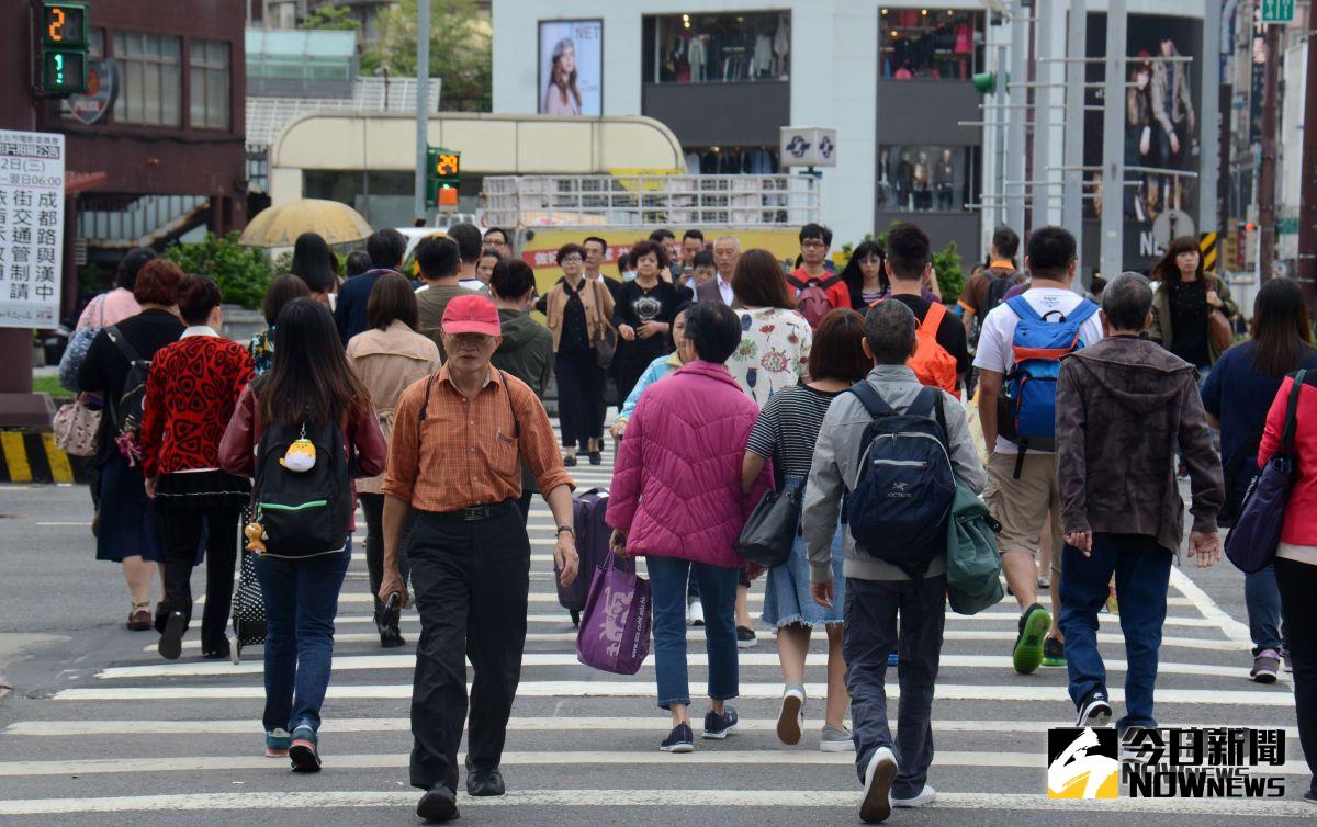 ▲氣象局預估，明（ 13 ）日白天水氣偏少，各地大多為多雲到晴的天氣，晚起鋒面接近，天氣漸轉不穩定，北部、東北部地區及中部山區有局部短暫陣雨。（圖／NOWnews資料圖片）