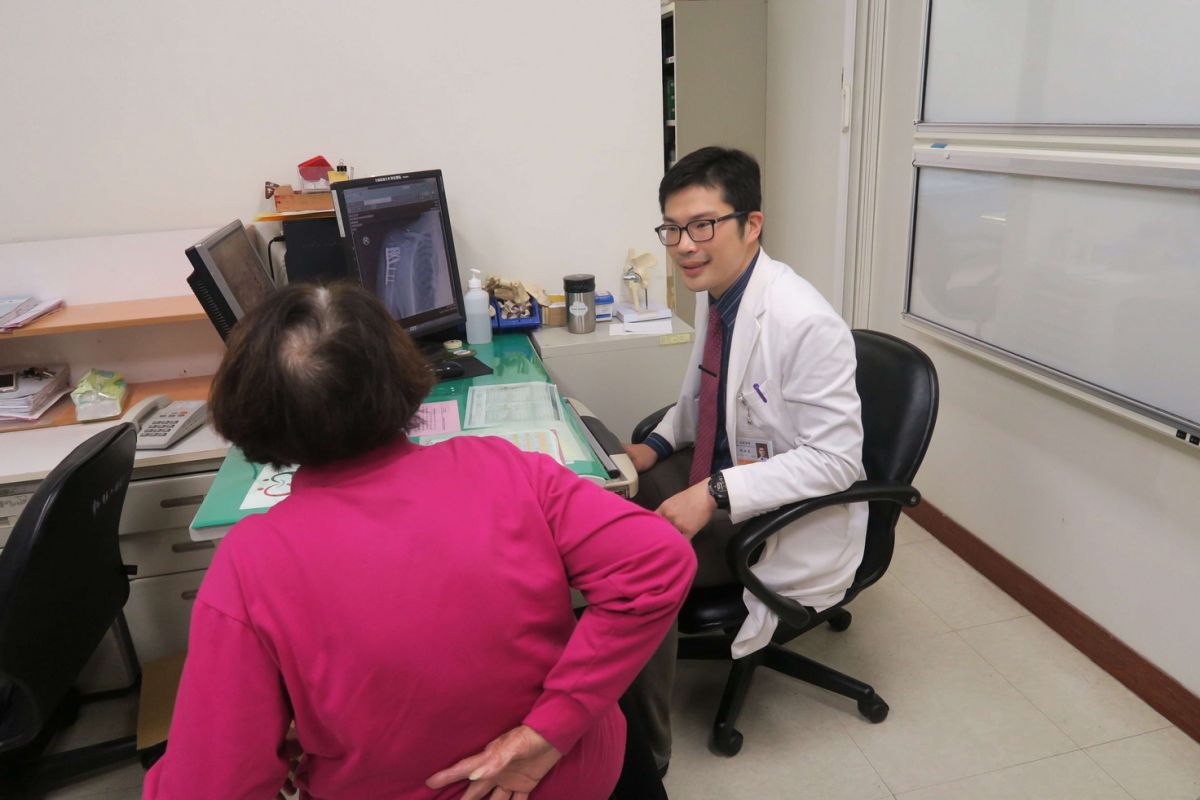 ▲隱形殺手！彰化醫院骨科醫師陳柏辰說，骨質疏鬆是年長者生活中的一大隱憂。（圖／記者陳雅芳攝，2019.03.12）