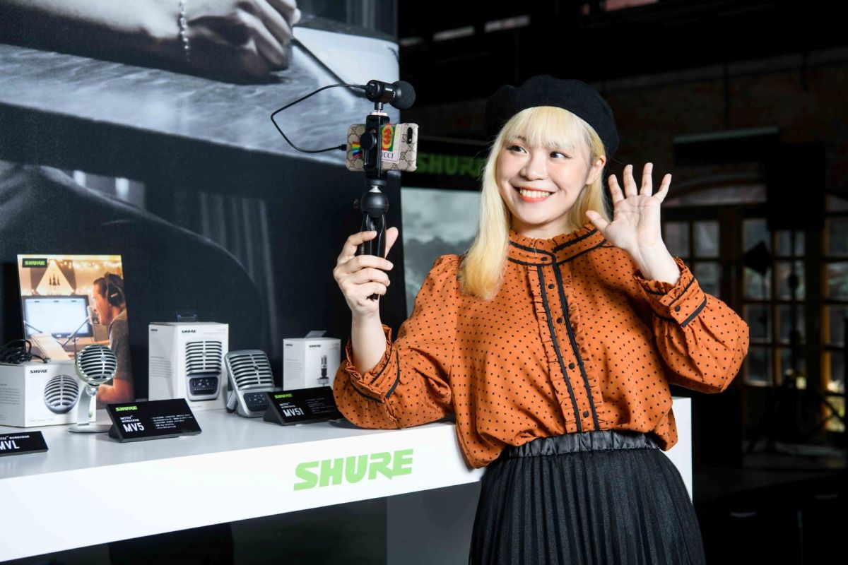 ▲熱愛開實況直播與粉絲互動的開水小姐，偏愛MV88+輕巧好攜帶，能支援網路直播，就算出外逛街或旅行也能隨時隨地輕鬆開直播與粉絲互動。（圖／SHURE提供）