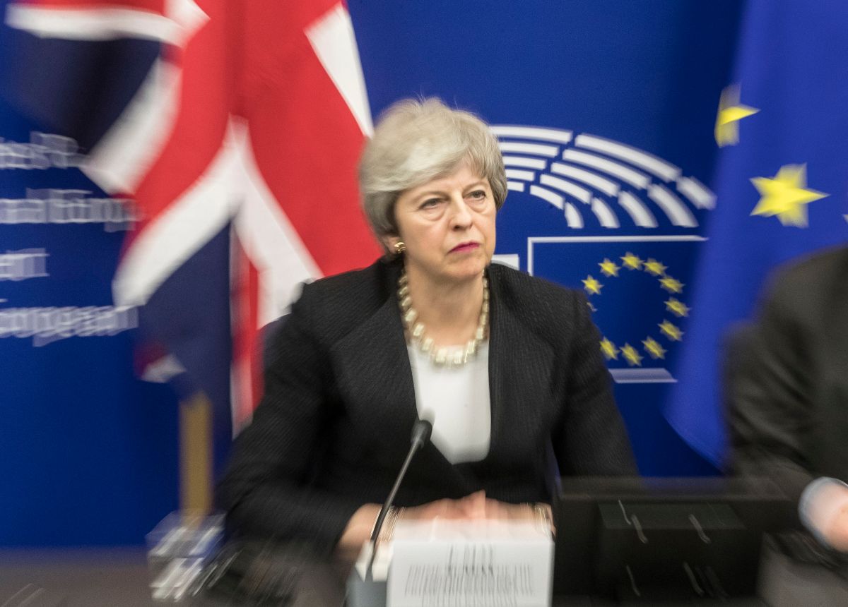 英國脫歐協議草案再度遭國會否決，現在面臨硬脫歐或延後脫歐的抉擇。圖為英國首相梅伊。（圖／美聯社／達志影像）