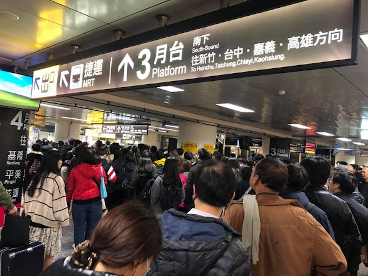 ▲今（13）日上午 8 時左右，正值上班尖峰時間，卻傳出台北車站的系統大當機，電子票證的閘門沒有反應，許多民眾塞爆無法通過。（圖／翻攝自爆料公社）