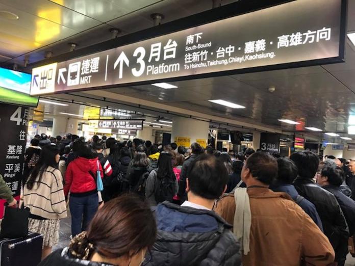 快遲到了！台北車站捷運驗票閘門全當機　原因出爐
