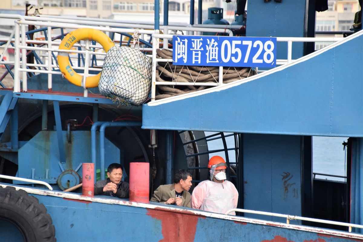 ▲閩晉漁05728號陸船越界作業，因拒不停船受檢及船上人員眾多，澎湖海巡人員強靠登檢時開槍制伏壓制該船，並在船上查獲約4公斤的豬肉與6000公斤的魚獲。（圖／記者張塵攝，2019.03.13）