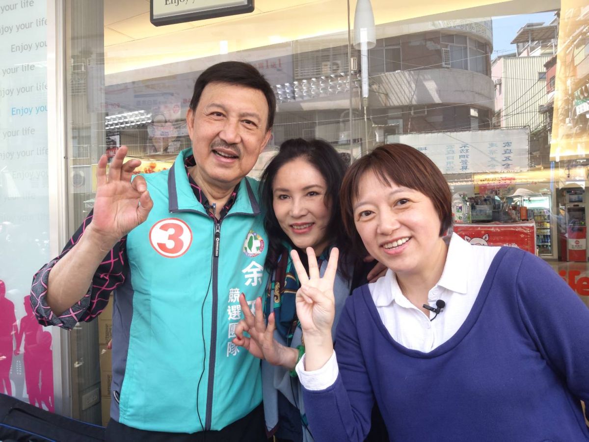 NOWnews今日新聞最新節目「小玉巷仔內」，13日邀請到民進黨立委候選人、在歌壇有「綜藝長青樹之稱」的余天夫妻。（圖/NOWnews）