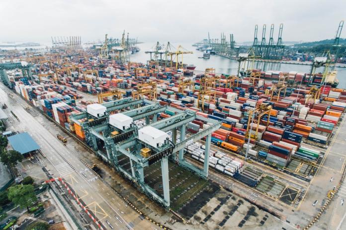 ▲新加坡港口吞吐量是東南亞之最，大馬港口希望能在未來數十年內翻倍。圖為新加坡港口一景。（圖／翻攝自 Unsplash ）