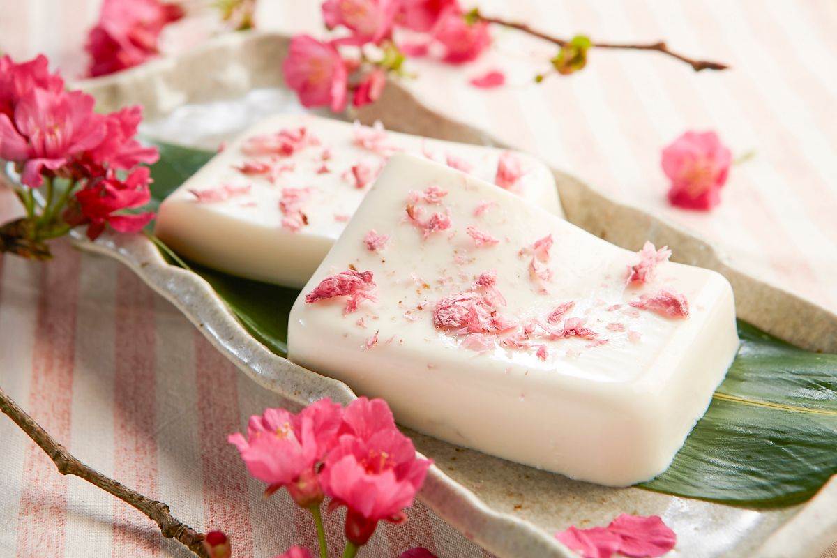 櫻花牛奶飛鳥鍋料理長特製櫻花牛奶凍湯底。（圖／黑毛屋提供）