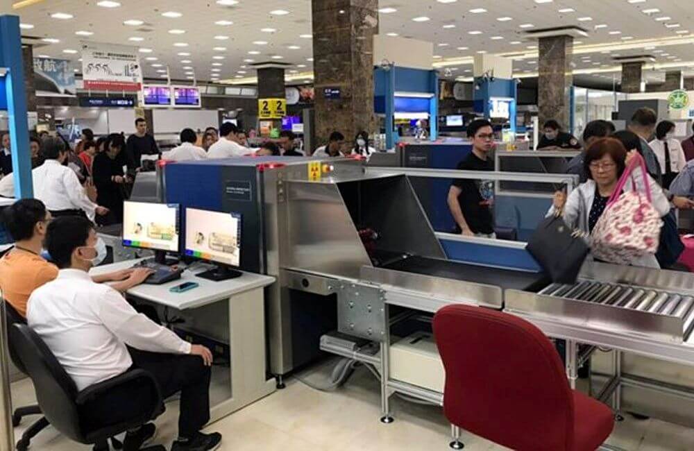 ▲財政部關務署高雄關在高雄及台南機場增設3部X光機，以加強手提行李檢查，防堵非洲豬瘟入侵。(圖／記者黃守作攝，2019.03.13)