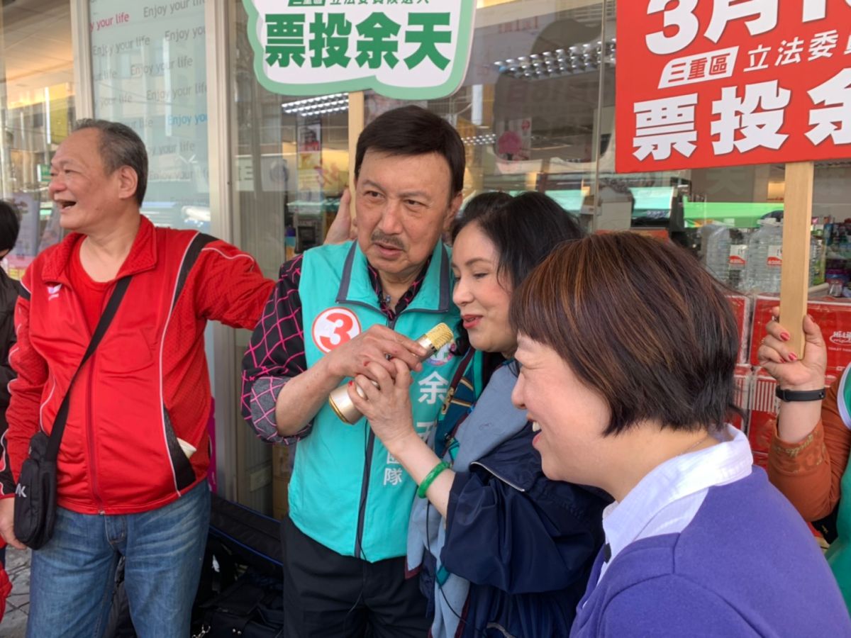 小玉巷仔內13日邀請到余天、李亞萍，夫妻倆節目中深情對唱。