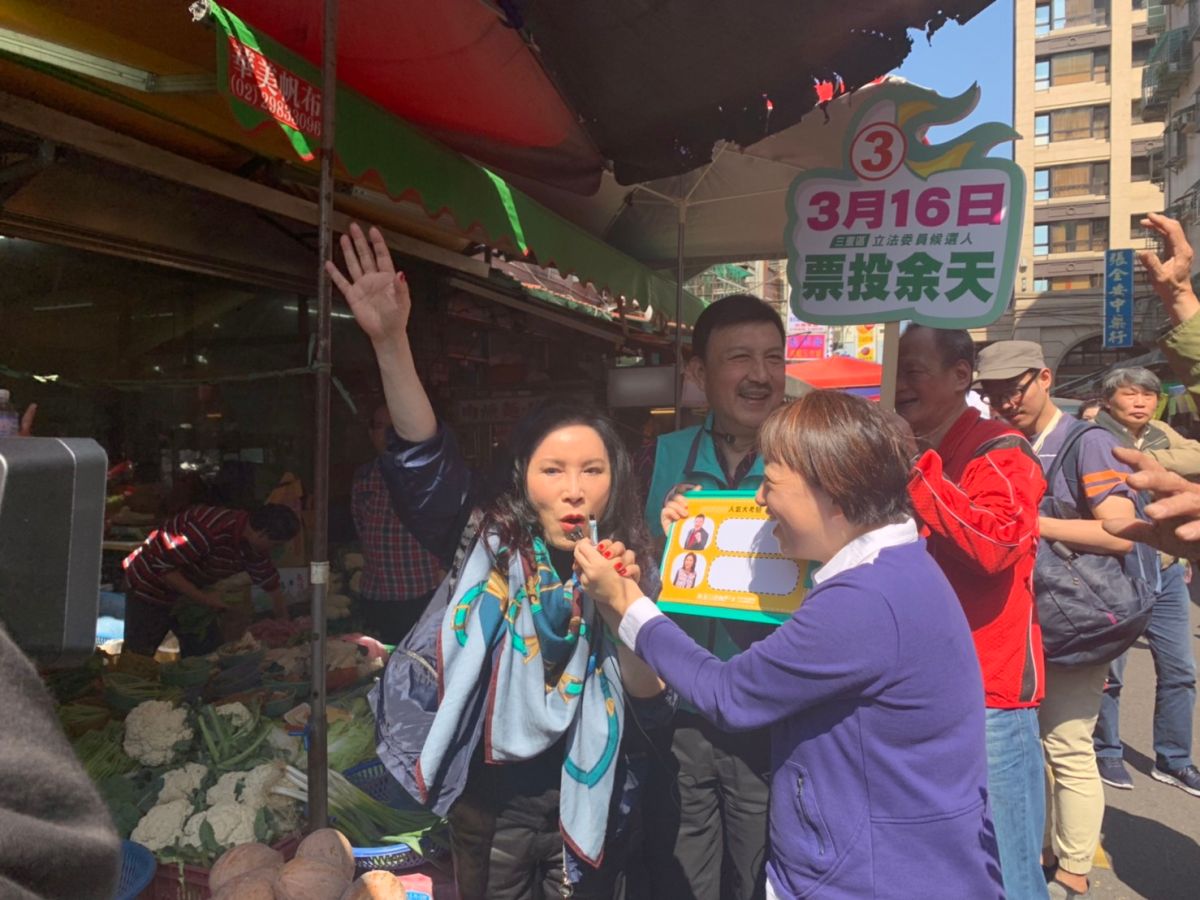 小玉巷仔內13日大來賓，余天夫婦同框掃街拜票。