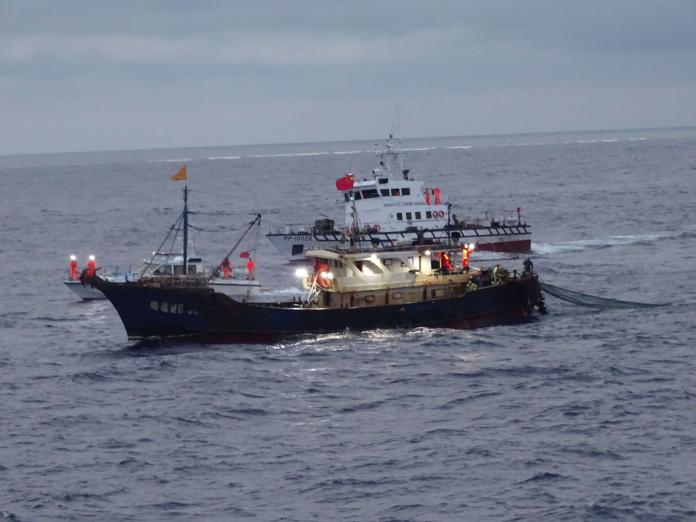 ▲海洋委員會海巡署艦隊分署在東沙島東方海域查獲中國大陸籍閩龍漁61028號漁船越界捕魚。(圖／海巡署艦隊分署提供)
