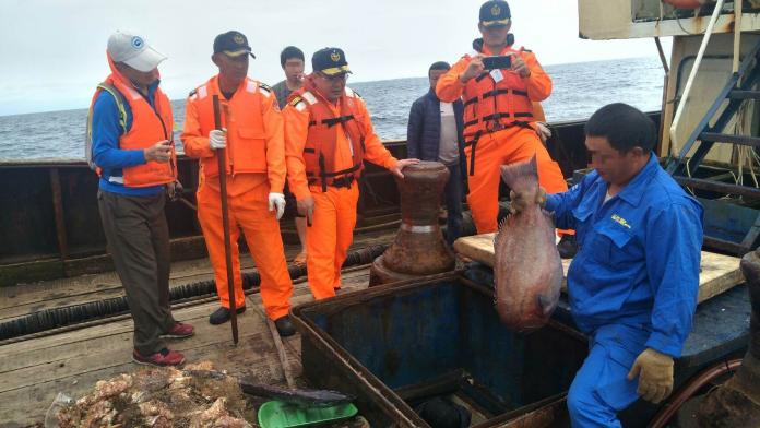 ▲海洋委員會海巡署艦隊分署在東沙島東方海域查獲中國大陸籍閩龍漁61028號漁船越界捕魚的漁獲。（圖／海巡署艦隊分署提供）