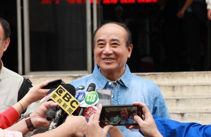 ▲王金平今天也笑著對媒體記者表示，記者也可以代表他去領表。（圖／記者李春台攝, 2019.03.13）