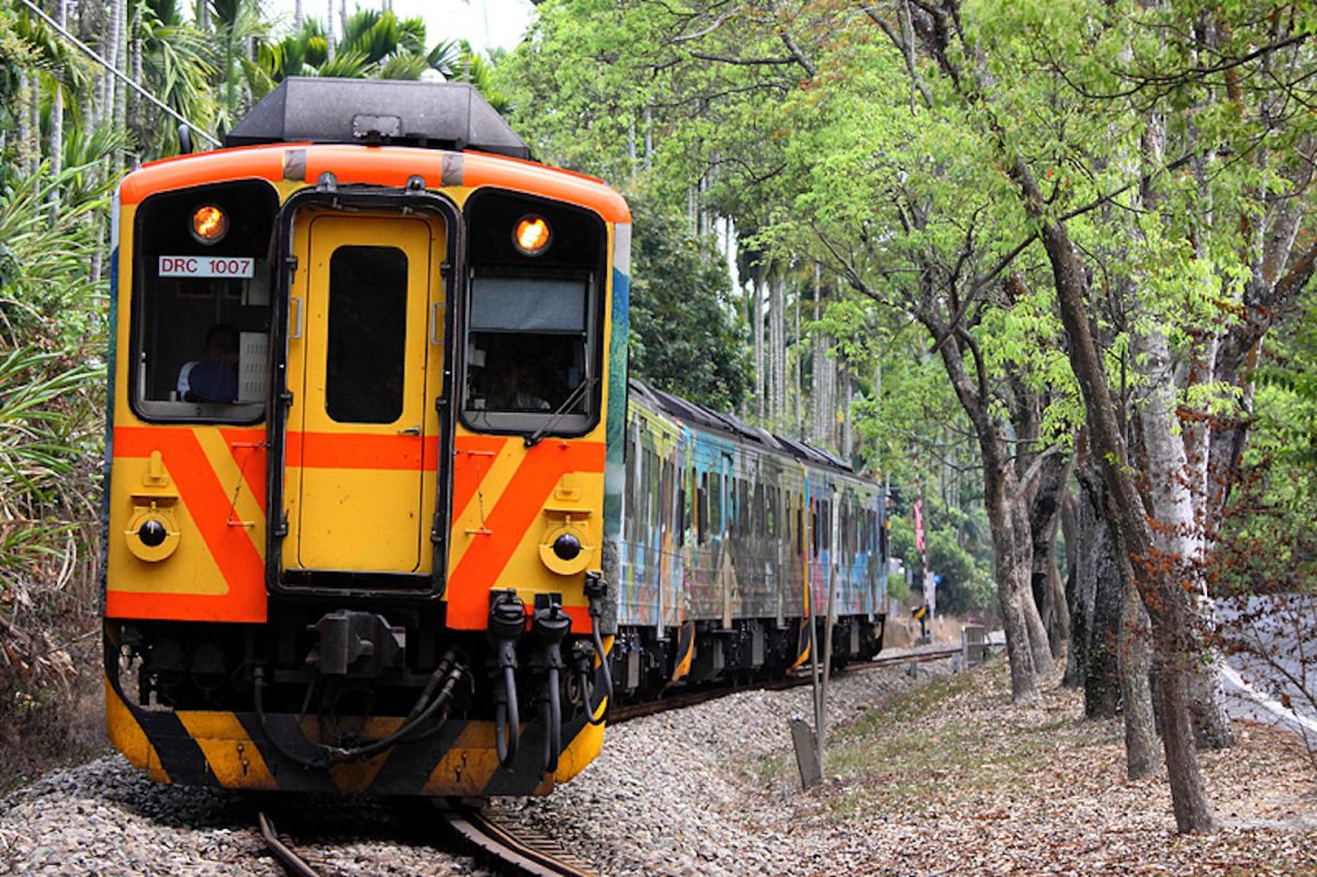 ▲台鐵一列彰化二水開往南投車埕站的區間車，昨（ 12 ）日晚間於車埕站疑似司機員控速不當，導致列車出軌撞人人行道。（圖／台鐵）