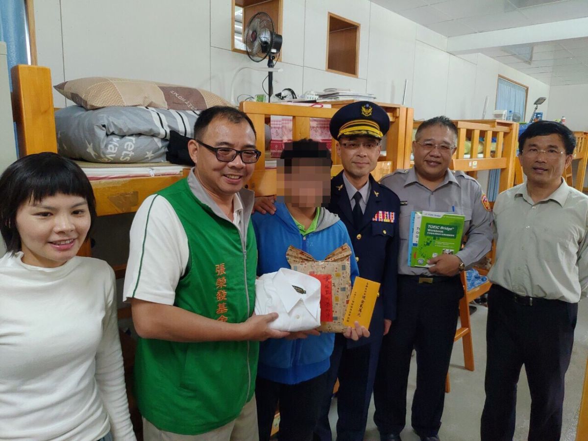 ▲分局長廖志明偕同基金會志工夏塘昱帶著2萬元的生活用品，關懷慰問遺孤。（圖／記者蘇榮泉攝，2019.03.13）
