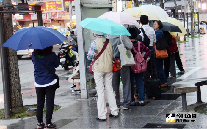 ▲受到東北風及梵高颱風水氣影響，周六以前台灣都會是濕涼的天氣型態。（圖／NOWnews資料圖片）