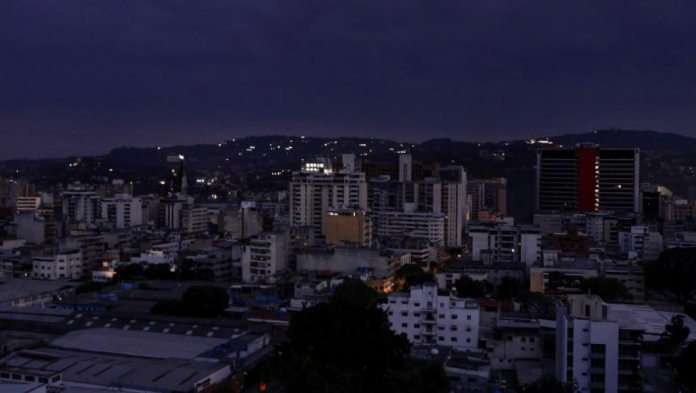 ▲委內瑞拉史上規模最大、最漫長的大停電至今進入第7天，整個國家的日常運作幾乎陷入癱瘓。 （圖 / 翻攝自網路）