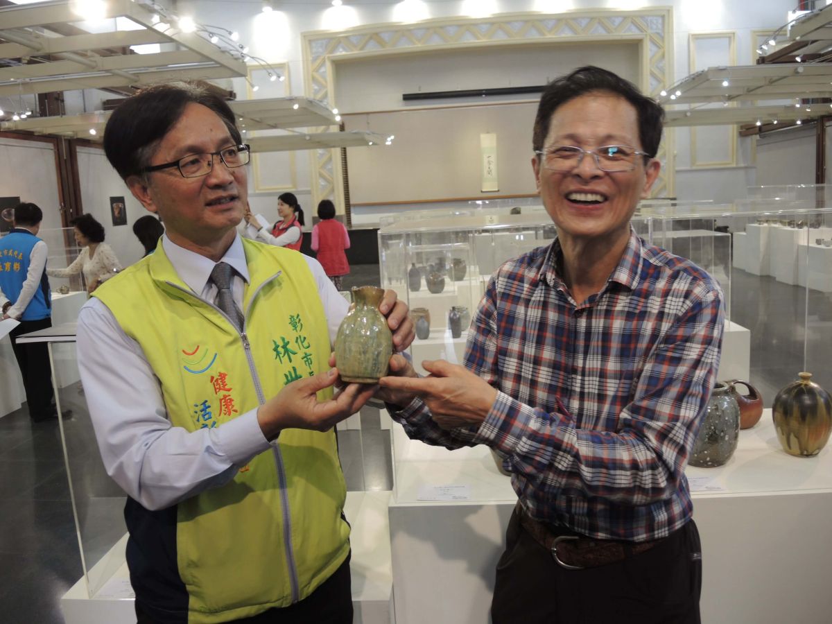 ▲知名柴燒陶藝家張永宗，應彰化市公所之邀舉辦柴燒創作展，作品擁有獨特的樸拙色彩和粗獷質感。（圖／記者陳雅芳攝，2019.03.13）