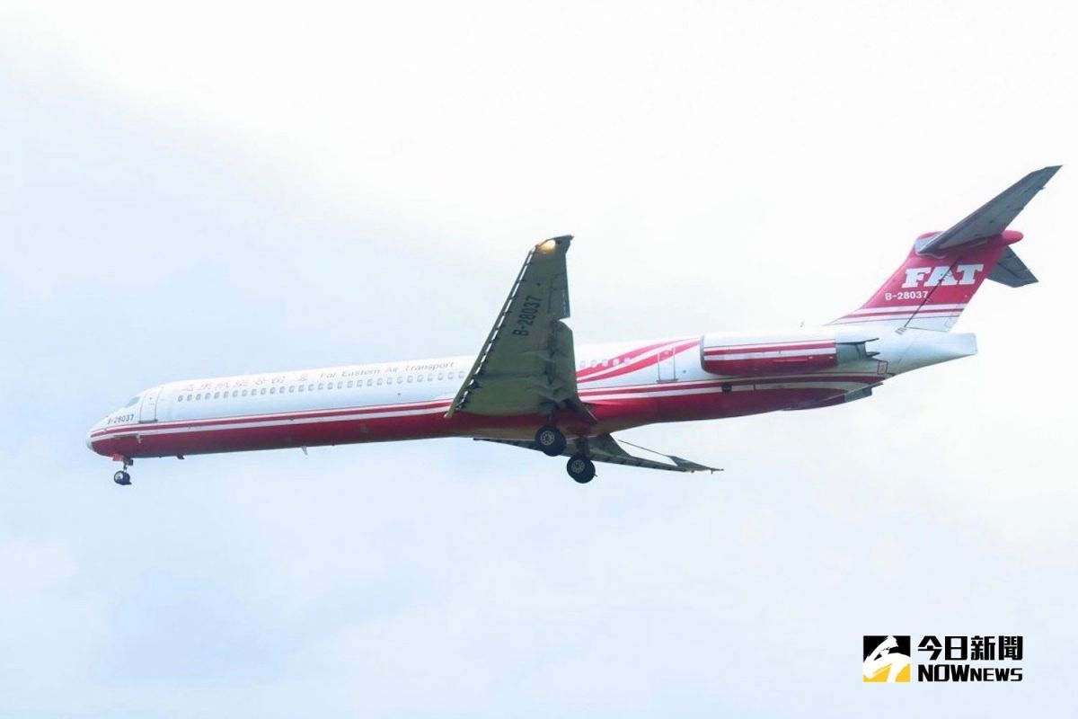 ▲遠東航空今（ 13 ）日一架台北飛往長灘島航班，降落後滑行時偏移跑道，回程班機因此取消。（圖／NOWnews資料圖片）