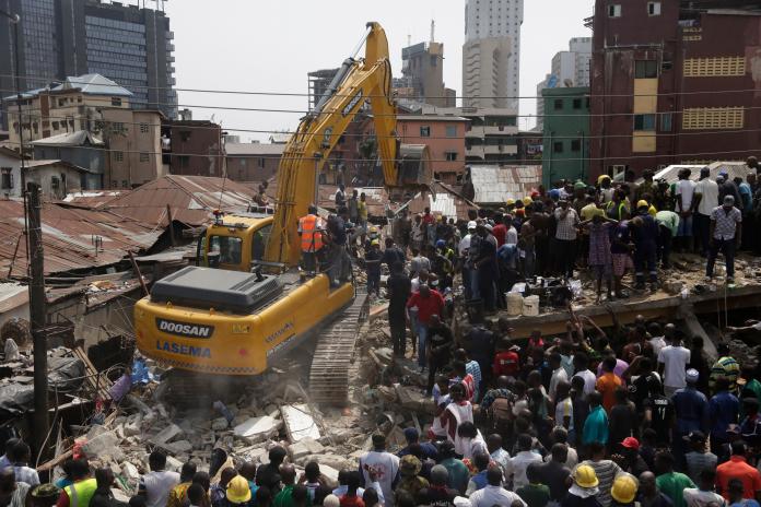 奈及利亞拉哥斯（Lagos）13日一棟建築發生倒塌，100多人受困其中。（圖／美聯社／達志影像）