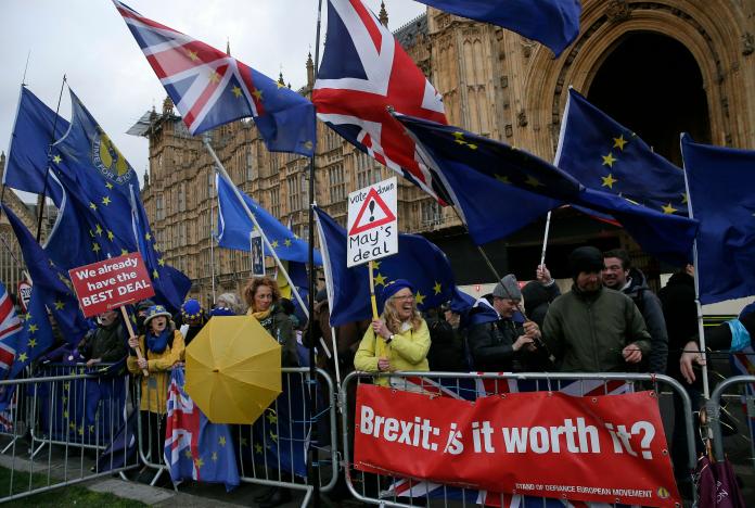 英國國會投票反對「硬脫歐」。大批留歐派民眾在國會外集結，表態支持英國留在歐盟。（圖／美聯社／達志影像）