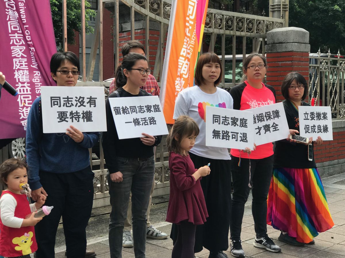 國民黨立委提出之《公投第十二案施行法》專法草案，有近19位朝野立委連署，即將於14日院會進行一讀，按照立法院議事規定，法案在經一讀程序前仍可撤回。同志家長們呼籲賴士葆等朝野立委撤回法案、切勿扼殺同志家庭權益。（圖／記者許維寧攝）