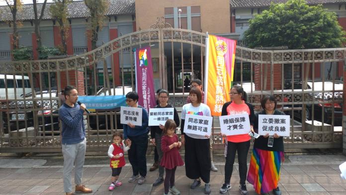 台灣同志家庭權益促進會等團體呼籲賴士葆撤回反同法案。   (圖/記者吳承翰攝)