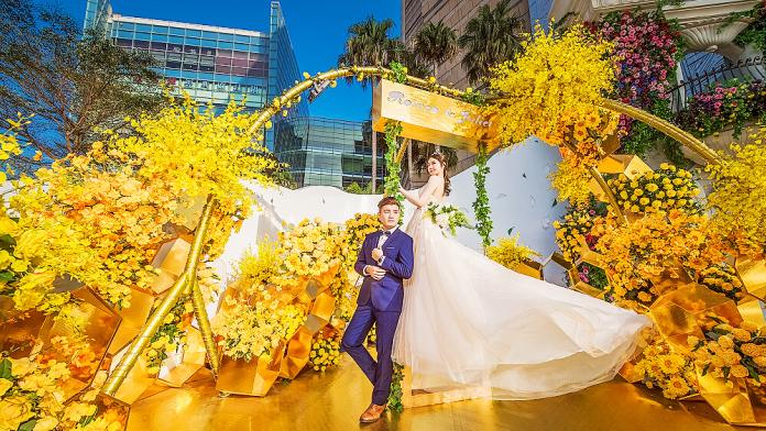 ▲百貨業者推一站式婚禮服務，唯美的主題場景，是網美拍照熱門景點。（圖／夢時代提供）