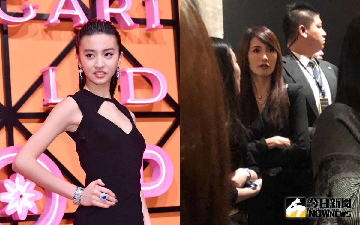 ▲工藤靜香（右）躲一旁盯場。（圖／記者林柏年攝、讀者提供）