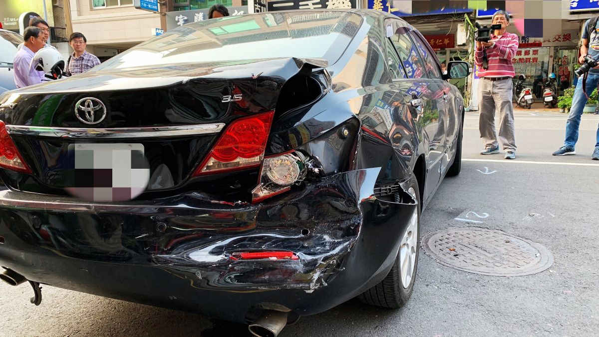 ▲因借貸糾紛，高雄市新興區六合路一家當鋪今(14)日下午驚傳遭人開車倒車衝撞。（記者郭俊暉攝，2019.03.14）