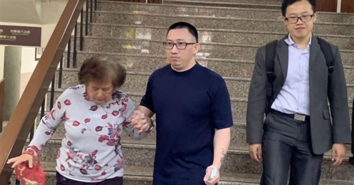 台南高分院14日裁定再審遭控犯下台南歸仁雙屍命案的謝志宏（中），並停止刑罰執行，遭羈押迄今已19年的謝志宏下午獲釋，緊牽母親的手，難掩開心。中央社記者張榮祥攝 108年3月14日