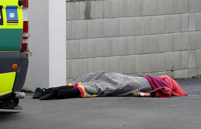 紐西蘭基督城槍擊案，案發清真寺通道外躺着死者遺體。（圖／美聯社／達志影像）