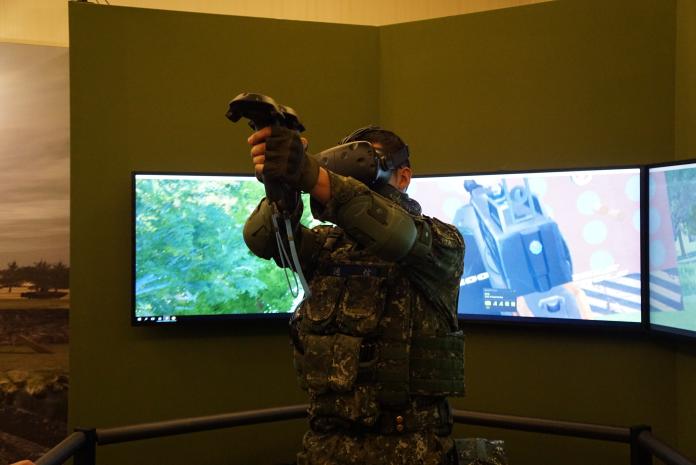 ▲陸軍步兵特展結合「VR射擊模擬體驗」，讓參觀民眾身歷其境。（圖／記者呂炯昌攝, 2019.3.15）