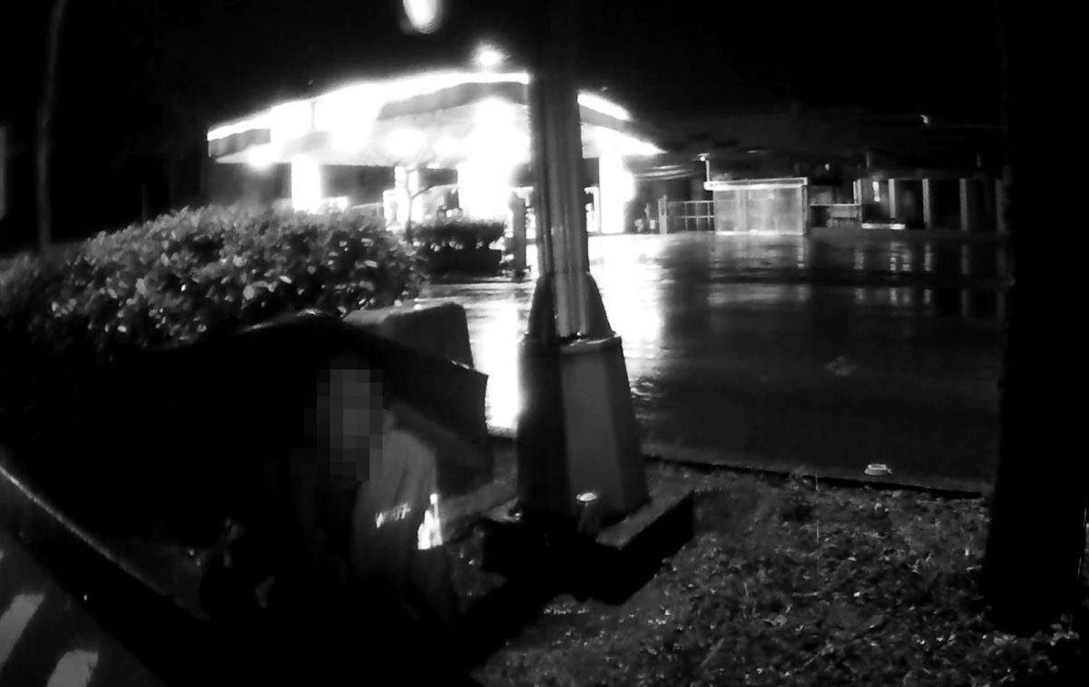 ▲寒冷雨夜，這名老先生竟獨自一人撐傘坐在馬路中央分隔島上，幸好有熱心民眾報警將他帶回派出所，否則老人很可能因此失溫。（圖／中壢分局提供, 2019.03.13）