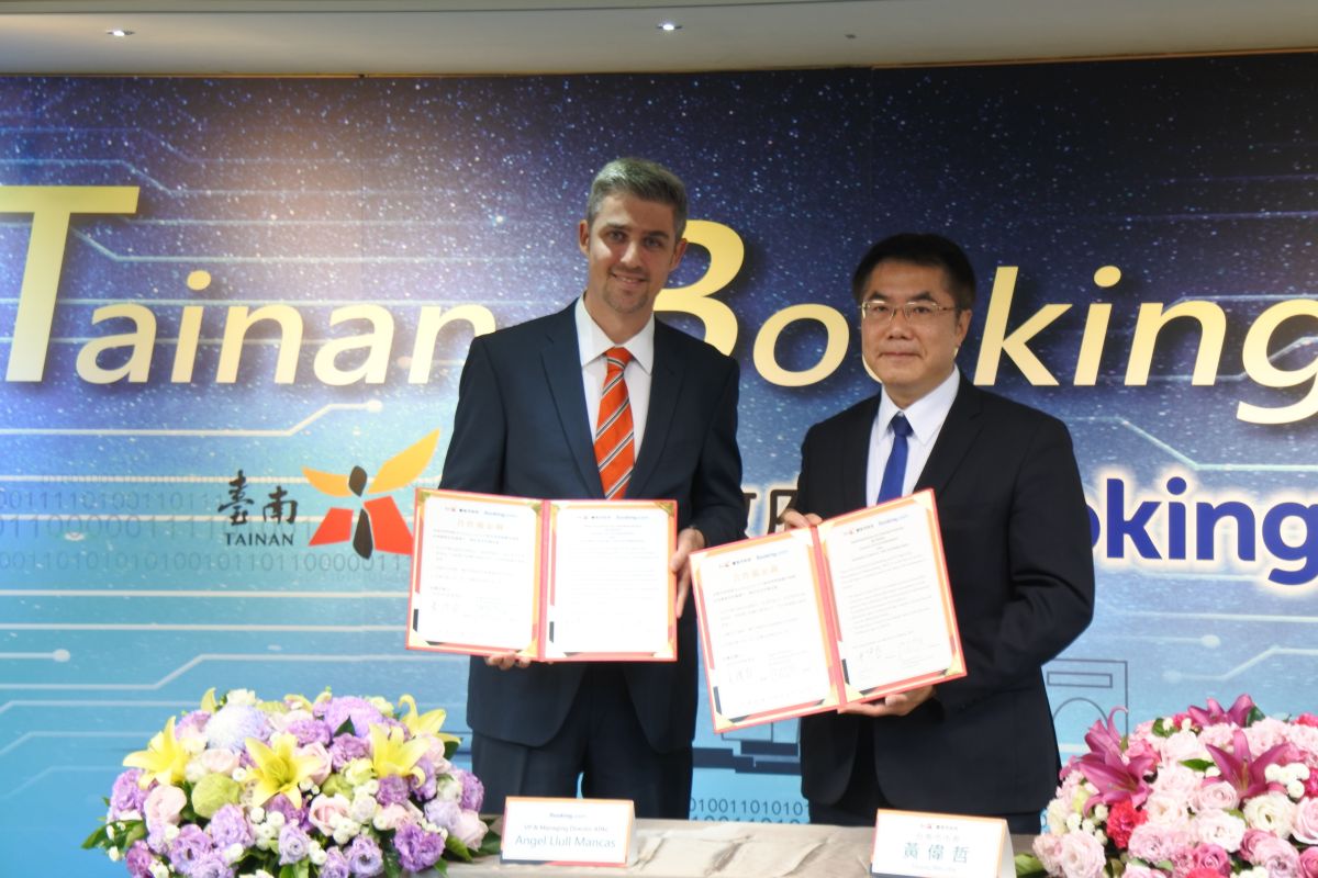▲Booking.com副總裁暨亞太區董事總經理Angel Llull Mancas（左）與台南市市長黃偉哲共同簽訂「Tainan, Booking Now！合作備忘錄」（Booking.com提供）