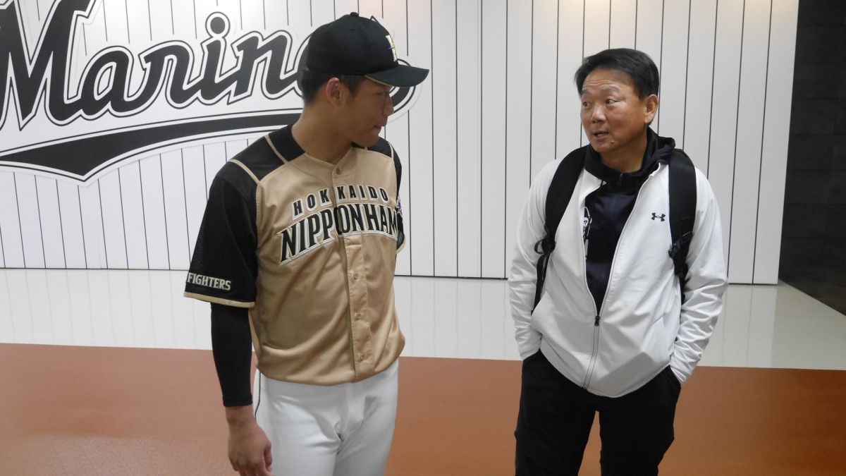 王柏融與洪一中總教練相見歡。（圖／吳政紘攝）