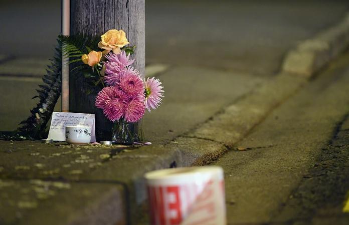 ▲槍擊案過後，民眾在街邊擺放花束致哀。（圖／翻攝自每日郵報）