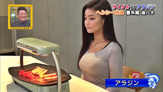 ▲日本綜藝節目請來正妹測試燒烤爐有沒有油煙。（圖／翻攝自 jdailyhk 網站）