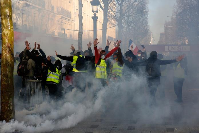 法國「黃背心」運動第18個抗議週末，暴力再現香榭麗舍大道。（圖／美聯社／達志影像）