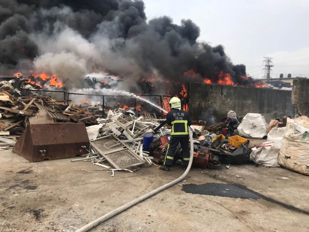 ▲線西鄉一處資源回收場發生火警，彰化縣消防局出動各式消防車，大批消防員趕往灌救。（圖／記者陳雅芳翻攝，2019.03.17）