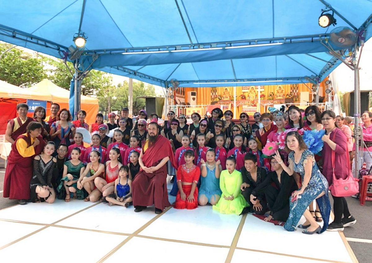 ▲行動佛殿第32站抵屏東潮州環島祈福，邀請在地優秀藝文團體樂藝供佛，並與恆性嘉措仁波且(中)合影。（圖／佛教正心會提供）