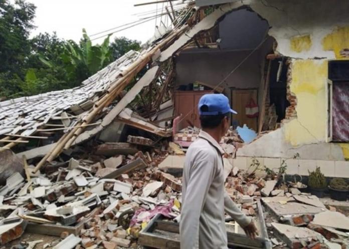 印尼龍目島周日（17日）發生規模5.4地震，造成建築物嚴重毀損。（圖／翻攝網路）