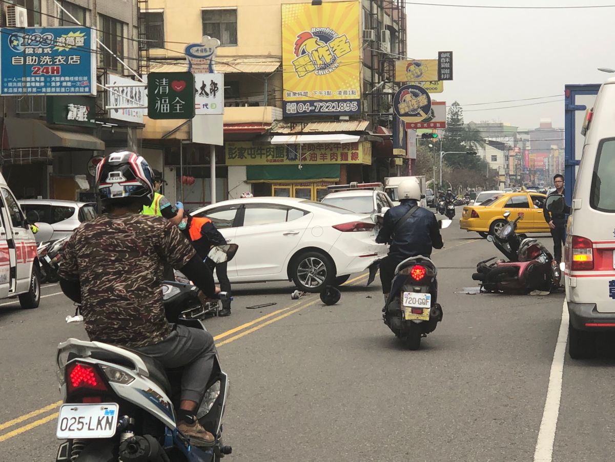 ▲彰化市中正路二段傳出倒車卻疑似誤踩油門車禍事故，造成2騎士受傷送醫，事故現場一片凌亂。（圖／記者陳雅芳攝，2019.03.18）