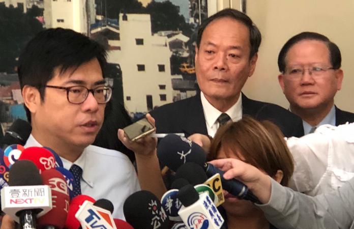 ▲行政院副院長陳其邁（左1）接受媒體訪問。（圖／記者黃守作攝，2019.03.18）
