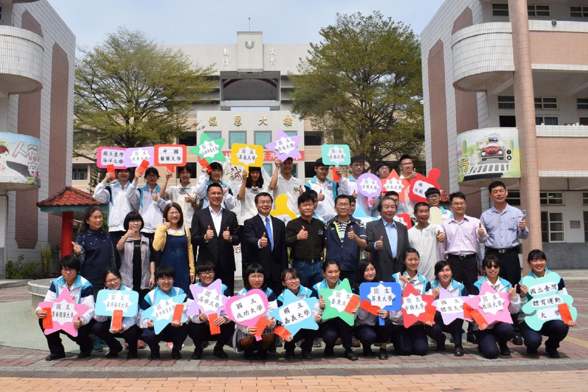 ▲北港高中錄取國立24位及醫藥學2位合照。（圖／記者洪佳伶攝，2019.03.18）